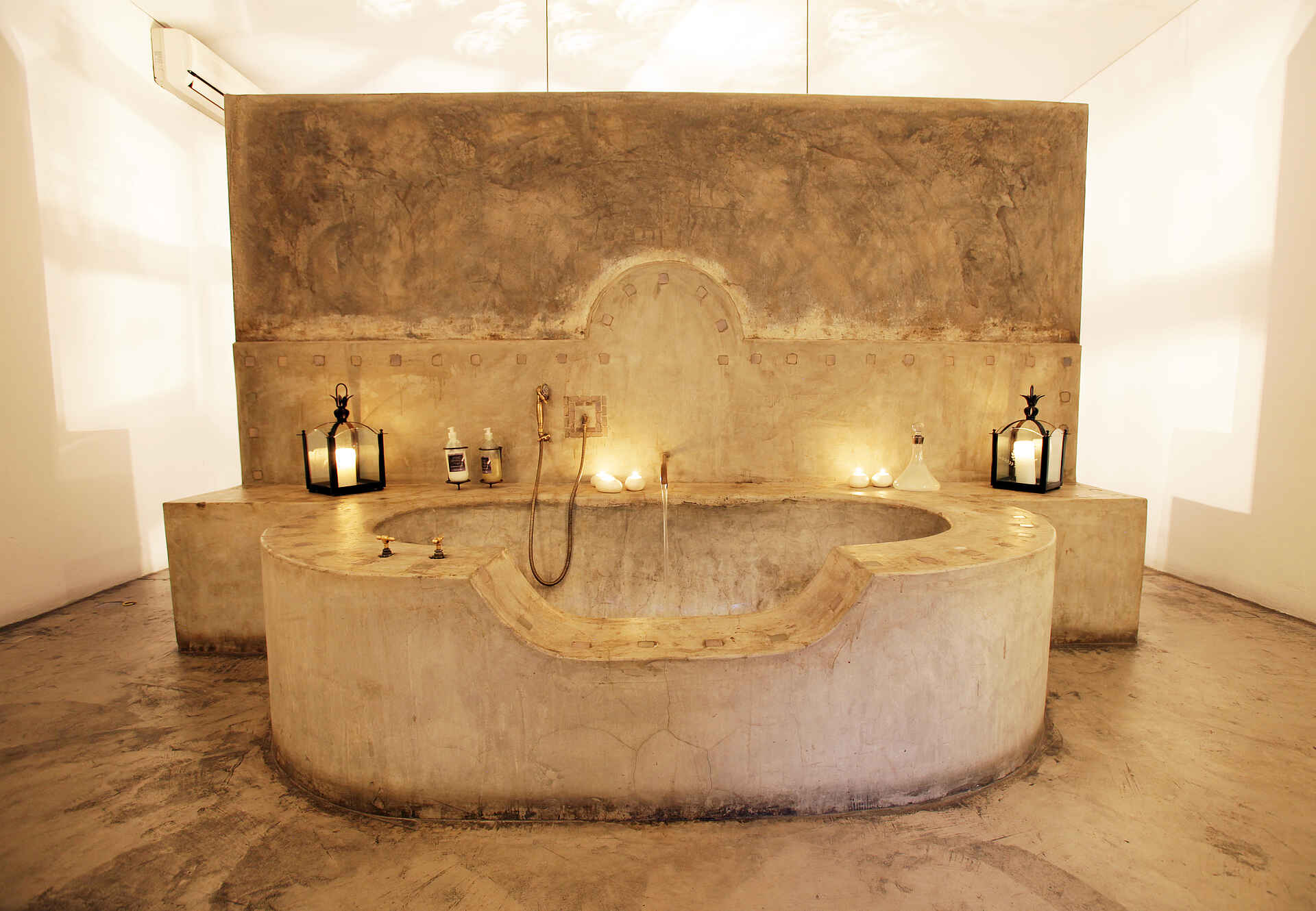 Olive Grove Guesthouse: Badewanne Big Sky Lodges, Hauptstadtunterkunft, Olive Grove Guesthouse, Badewanne, Gästebad, Leuchten, afrikarma, afrikarma Safaris, afrikarma.de