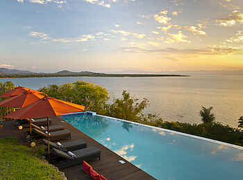 Pumulani Lodge: Swimming Pool in der Nachmittagssonne