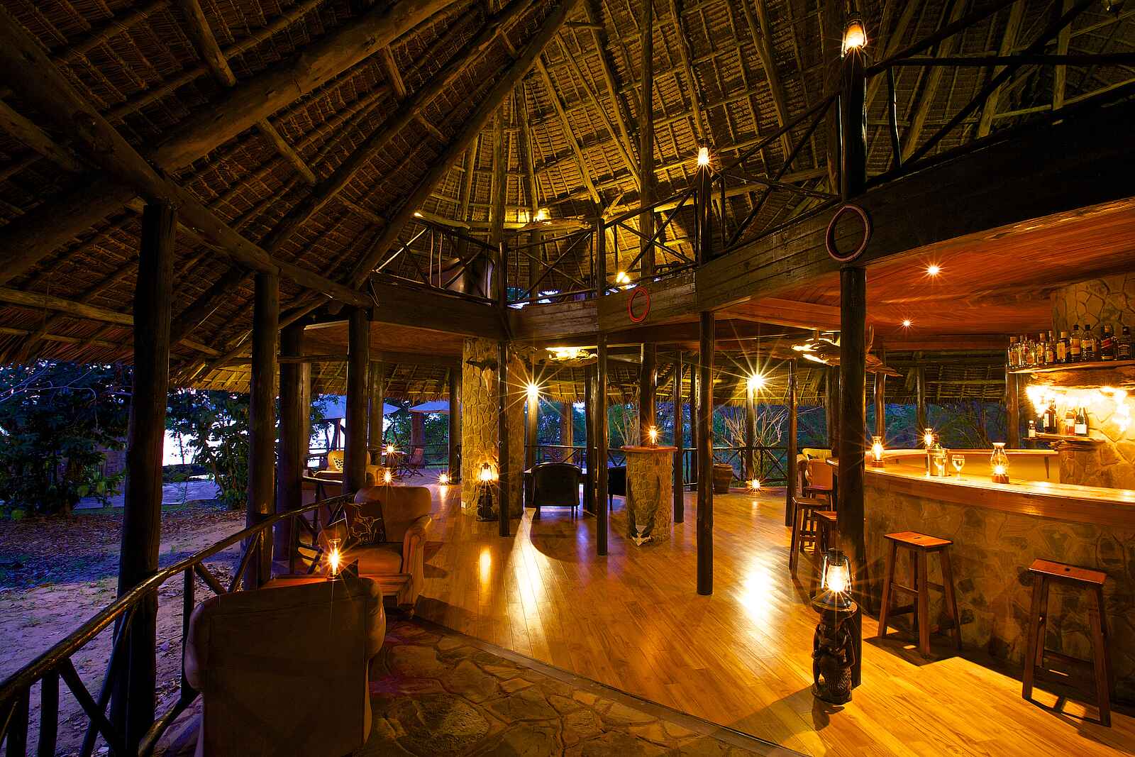 Rufiji River Camp: Hauptgebäude mit Bar Rufiji River Camp: Hauptgebäude mit Bar