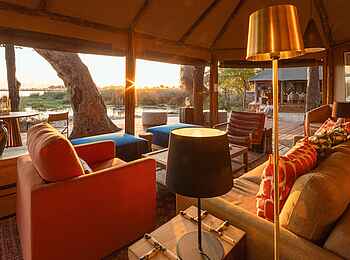 Shinde Footsteps: In der Lounge Shinde Footsteps: In der Lounge