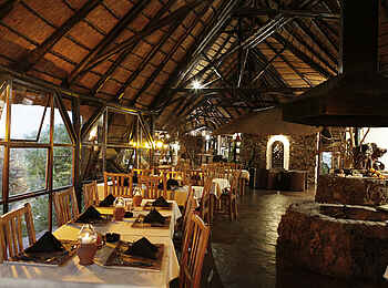 Vingerklip Lodge: Restaurant mit Ausblick und offener Feuerstelle