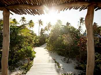 Zanzibar White Sand Luxury Villas: Weg durch den Garten Zanzibar White Sand Luxury Villas: Weg durch den Garten