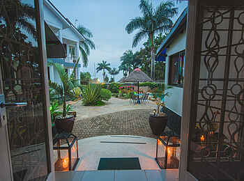 2 Friends Beach Hotel: Hoteleingang