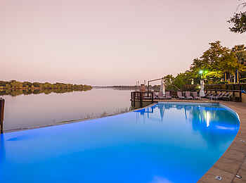 David Livingstone Safari Lodge: Pool am Abend David Livingstone Safari Lodge: Pool am Abend