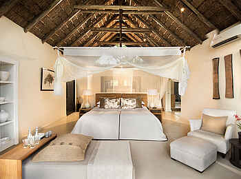 Lion Sands River Lodge: Elegantes Schlafzimmer