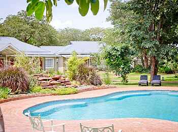 Pioneers Victoria Falls: Swimming Pool und Liegestühle Pioneers Victoria Falls: Swimming Pool und Liegestühle