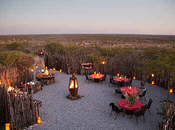 Taleni Etosha Village: Boma-Abendessen mitten im Busch Taleni Etosha Village: Boma-Abendessen mitten im Busch