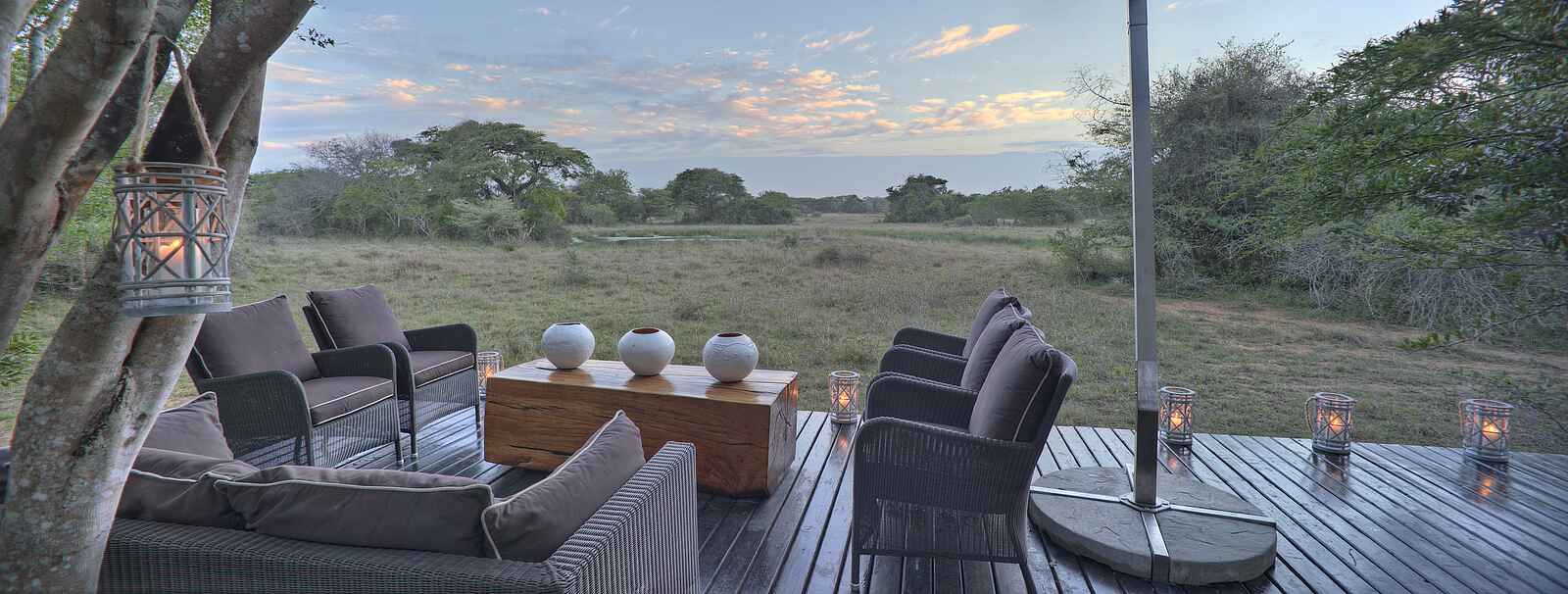 &Beyond Phinda Forest Lodge: Terrasse in der Abenddämmerung &Beyond Phinda Forest Lodge: Terrasse in der Abenddämmerung