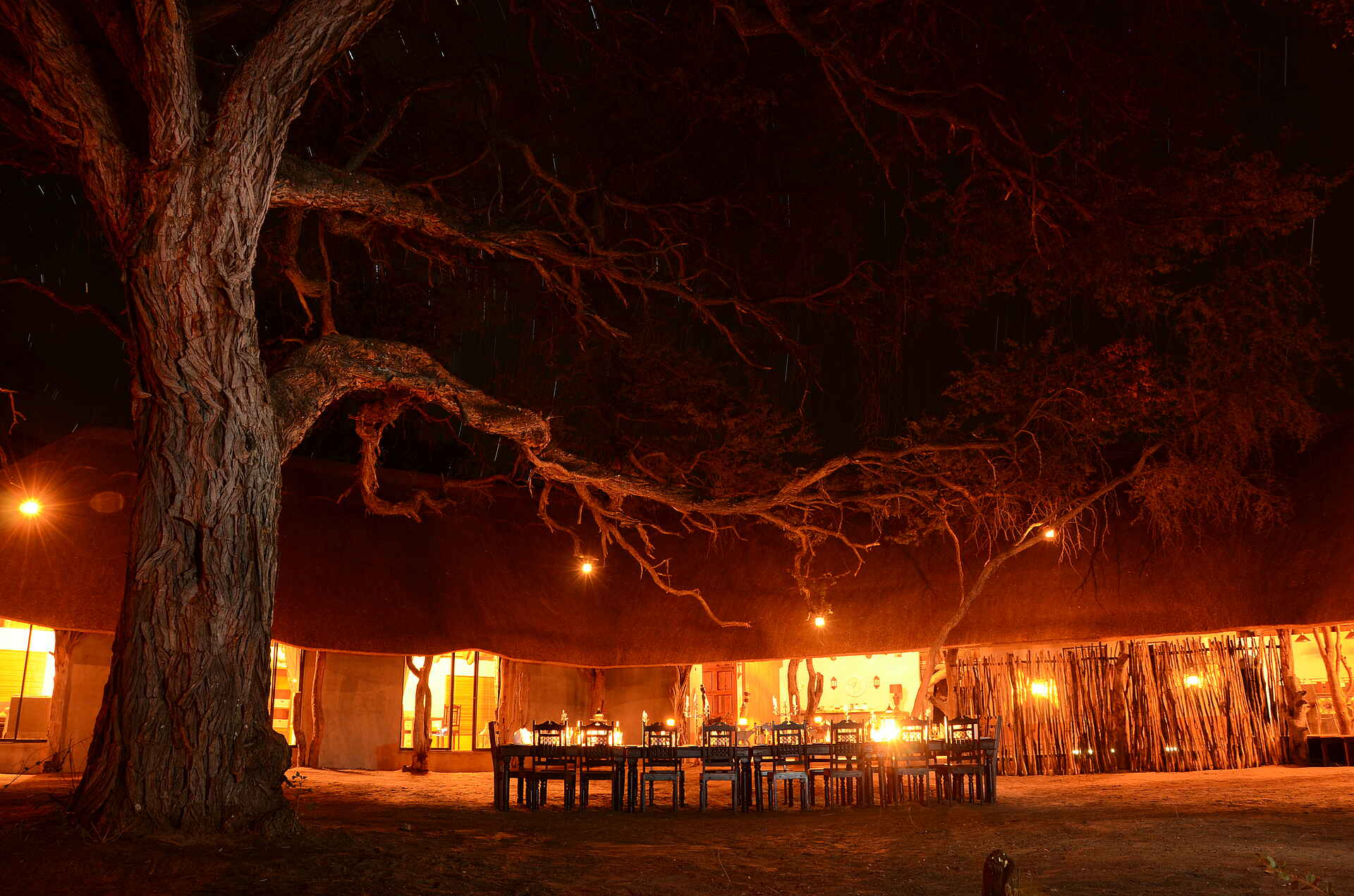 Camelthorn Lodge, Hwange National Park, Imvelo, Maisonette, Safari Lodge, Abendessen, Dinner, Hauptgebäude, Afrikarma, Afrikarma GmbH, Afrikarma Safaris, Afrikarma Safaris - Wildnis. Hautnah., Afrikarma.de