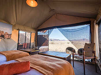 Camp Sossus: Bett mit Blick auf die Terrasse Camp Sossus: Bett mit Blick auf die Terrasse
