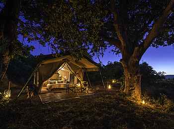 John's Camp: Letzte Sonnenstrahlen über dem Camp