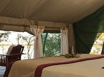 Kasaka River Lodge: Doppelbett und Veranda Kasaka River Lodge: Doppelbett und Veranda