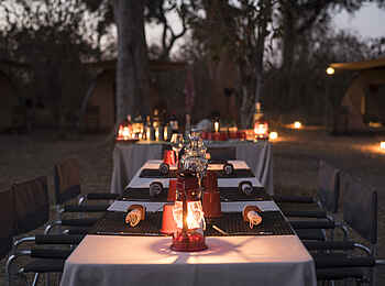 Kweene River Camp: Eingedeckte Tische