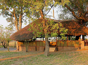 Nanzhila Plains Safari Camp: Hauptgebäude unter Bäumen Nanzhila Plains Safari Camp: Hauptgebäude unter Bäumen