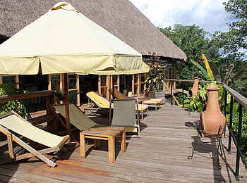 Papaya Lake Lodge: Deck am Hauptgebäude