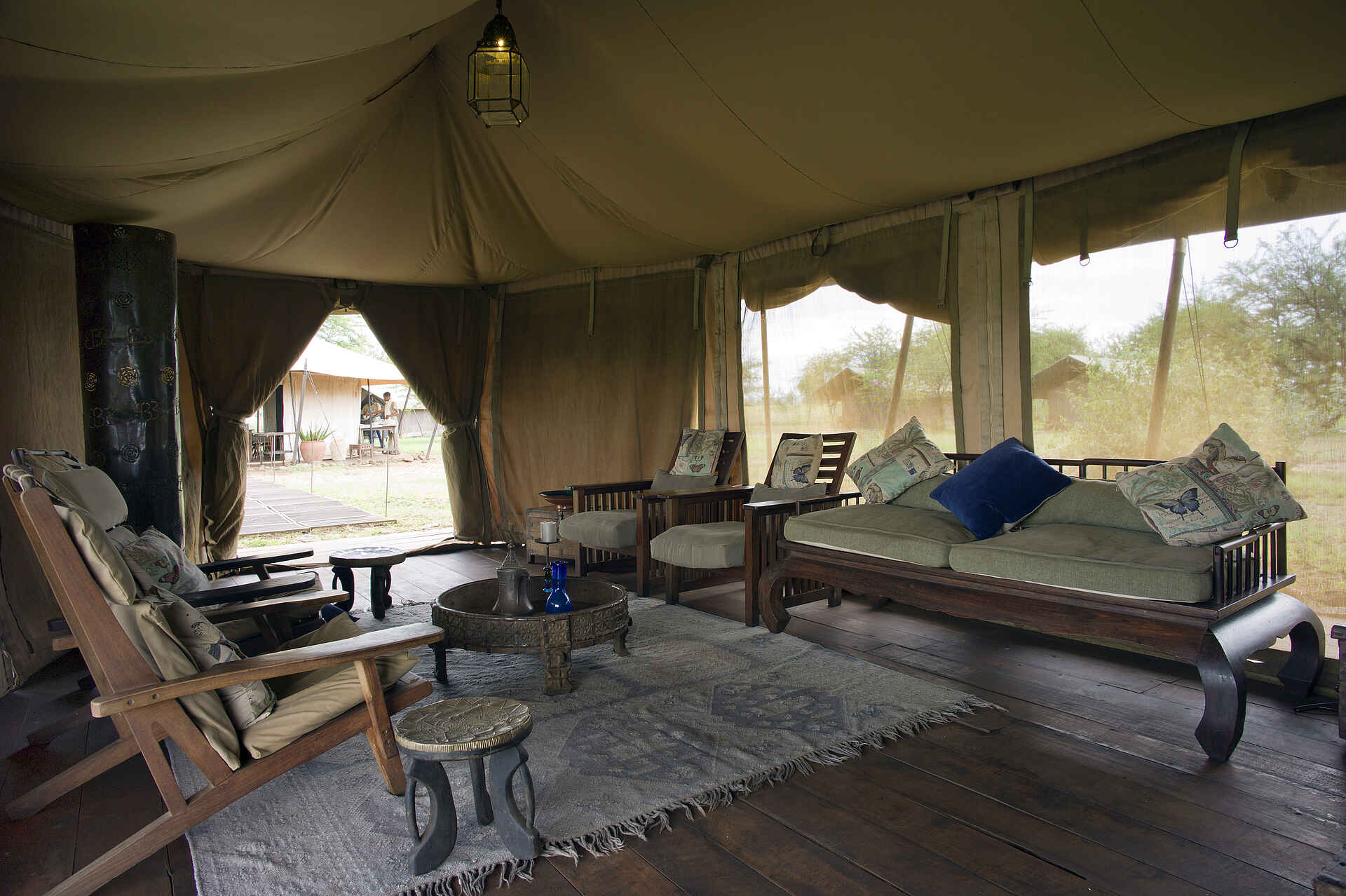 Ronjo Camp: Blick durch das Loungezelt Ronjo Camp, Serengeti, Tanganyika Expeditions, Loungezelt, Sessel, Sofa, Afrikarma, Afrikarma Safaris, Afrikarma Safaris - Wildnis. Hautnah., Afrikarma.de