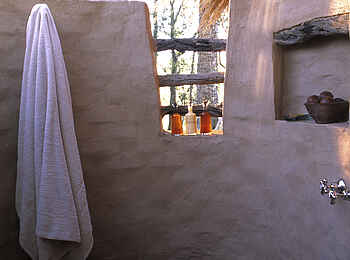 Sandibe Okavango Safari Lodge: Außendusche Sandibe Okavango Safari Lodge: Außendusche