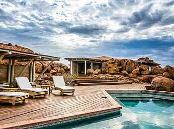 Sorris Sorris Lodge: Liegestühle am Swimming Pool