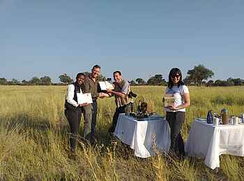 Camp Kuzuma: Ballonfahrer-Sekttaufe Camp Kuzuma: Ballonfahrer-Sekttaufe