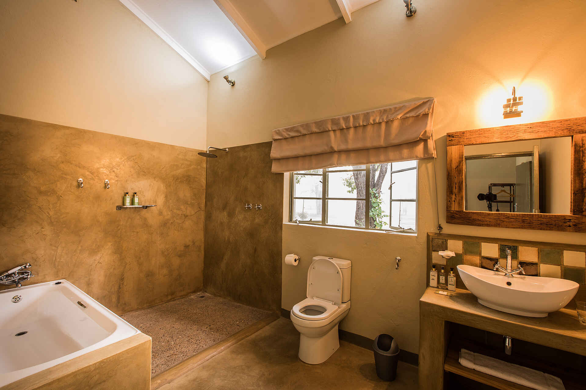 Afrikarma, Afrikarma Safaris, Afrikarma Safaris - Wildnis. Hautnah., Afrikarma.de, Robins Camp, Badewanne, Dusche, Mülleimer, Seife, Spiegel, Toilette, Toilettenpapier, Vorhang, Waschbecken