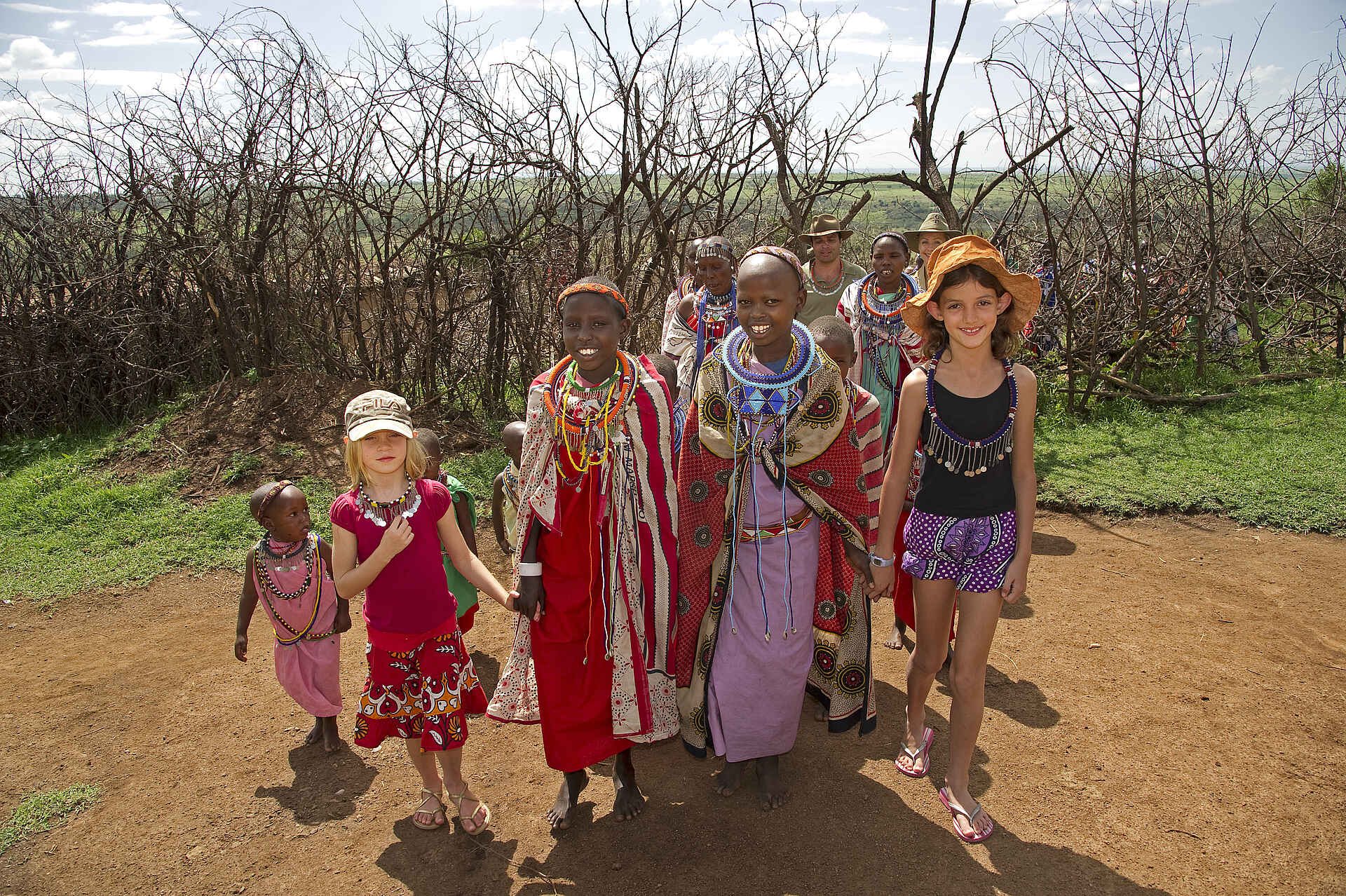 Afrikarma, Afrikarma Safaris, Afrikarma Safaris - Wildnis. Hautnah., Afrikarma.de, Gras, Holzzaun, Menschen, Sanctuary Olonana, Sandboden