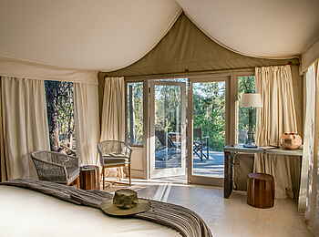 Simbavati River Lodge: Ansicht eines Zimmers mit Terrasse