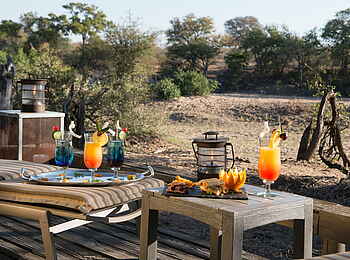 Simbavati River Lodge: Cocktails und Snacks auf der Terrasse