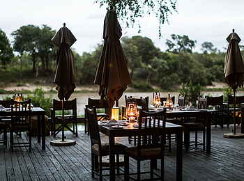 Simbavati River Lodge: Terrasse mit gedeckten Tischen