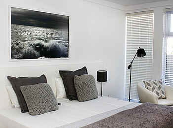 Swakopmund Luxury Suites: Bett im Standard Grey