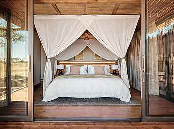 Baines Lodge: Blick auf das Doppelbett einer Suite Baines Lodge: Blick auf das Doppelbett einer Suite