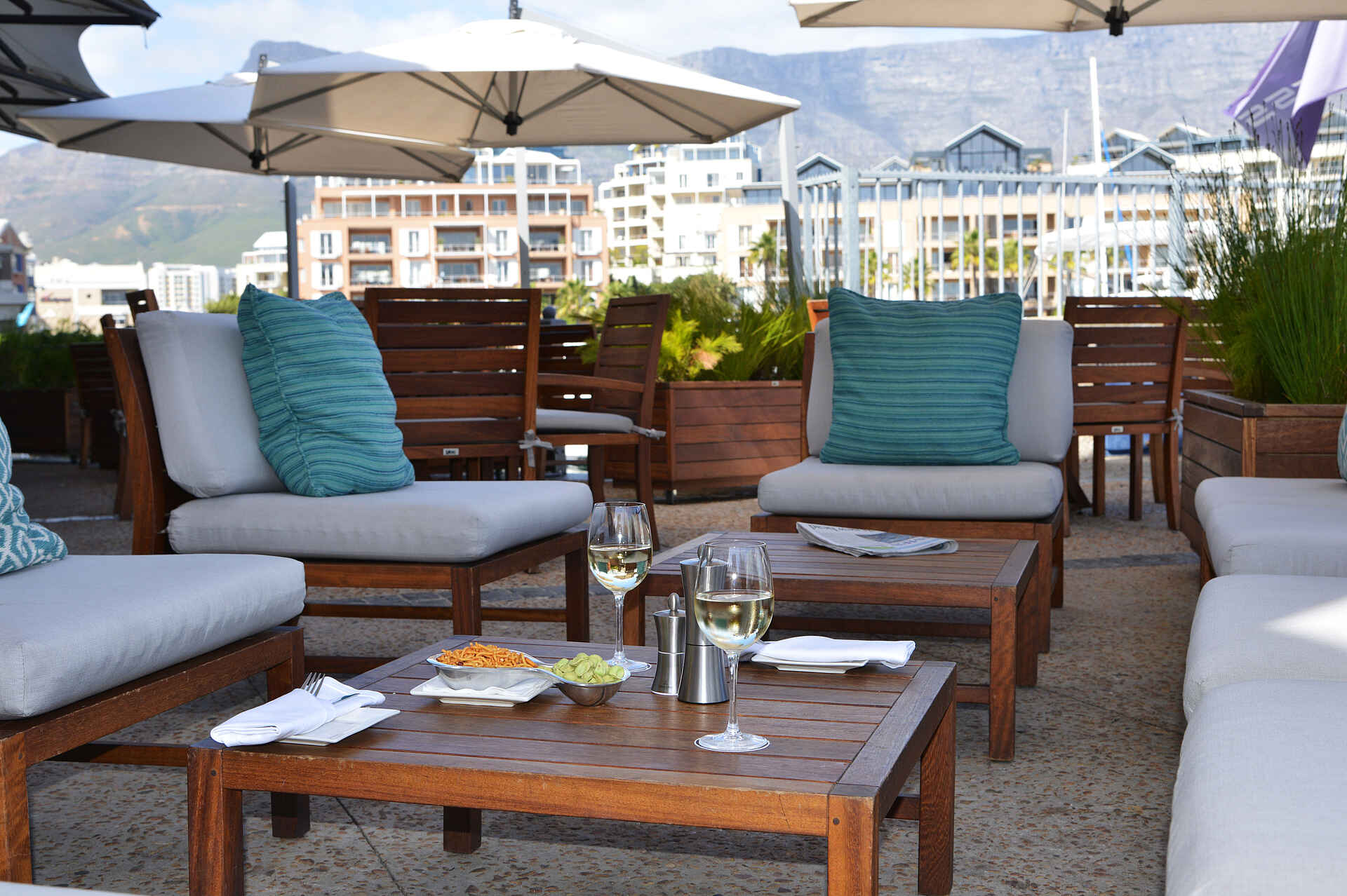 Cape Grace Hotel, Cape Town, Kapstadt, Victoria & Alfred Waterfront, Bar, Bascule Bar, Terrasse, Yachthafen, Afrikarma, Afrikarma Safaris, Afrikarma Safaris - Wildnis. Hautnah., Afrikarma.de, Meikles Ltd.