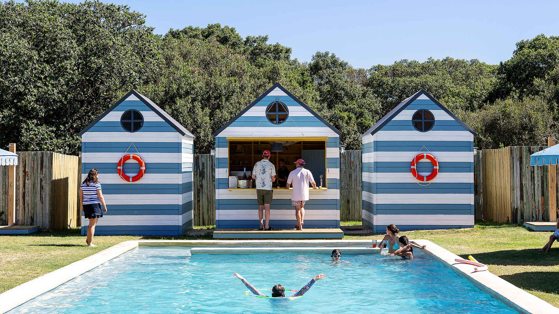 Coot Club: Swimmingpool mit Bar