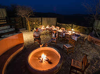 Etosha Mountain Lodge: Lagerfeuer am Abend