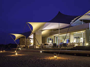 Hoanib Skeleton Coast Camp: Hauptgebäude bei Nacht Hoanib Skeleton Coast Camp: Hauptgebäude bei Nacht