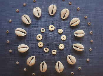 Kaingo Camp: Muscheldekoration