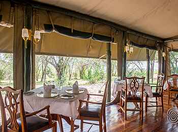 Kirawira Serena Camp: Esstische