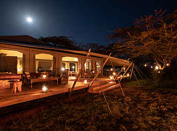 Mara Expedition Camp: Die Terrasse am Abend