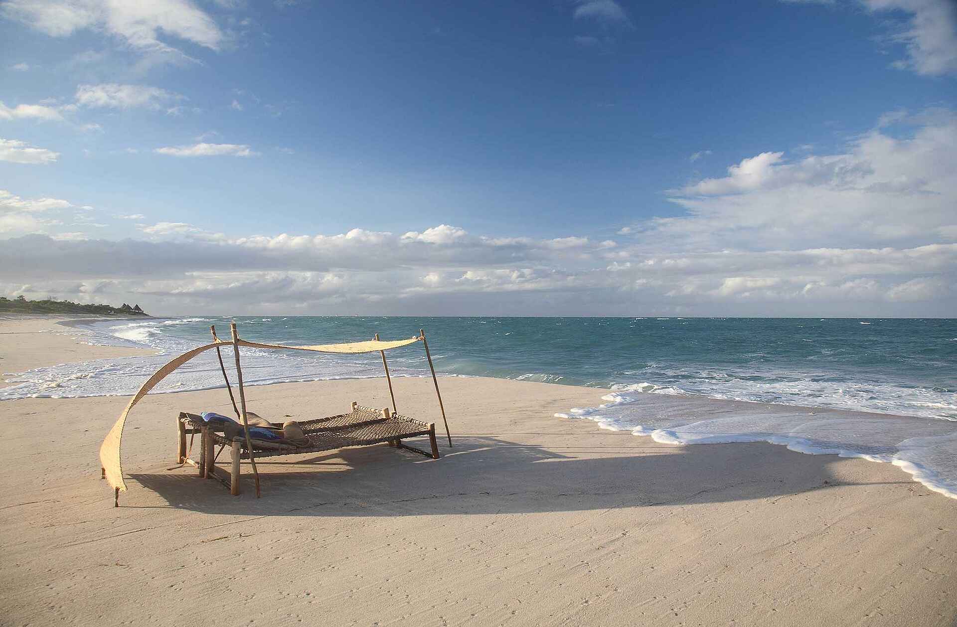 Ras Kutani: Sonnensegel und -liegen Frischwasserlagune, Indischer Ozean, Privater Airstrip, Ras Kutani, Ras Kutani Airstrip, Selous Safari Company, Strand, Swahili Coast, Tansania, Meer, Sand, Sonnenliegen, Sonnenschutz, Sonnensegel, Wellen, Afrikarma, Afrikarma Safaris, Afrikarma Safaris – Wildnis. Hautnah., afrikarma.de