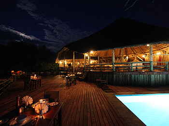 Tarangire River Camp: Pool und Veranda abends Tarangire River Camp: Pool und Veranda abends