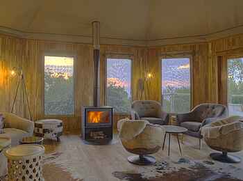 The Highlands Camp: Olmoti-Whisky-Bar