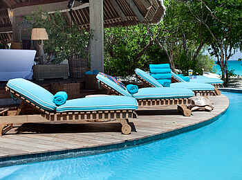 Vamizi Island: Casaminas Pool mit Liegestühlen