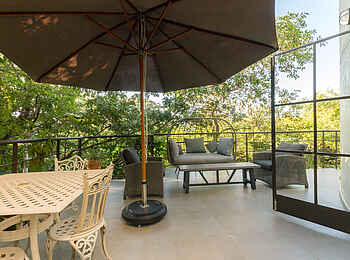 528 Victoria Falls Guesthouse: Die Terrasse im Zentralbereich