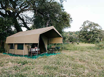 Chilo Mahove Tented Camp: Gästezelt mit Vordach Chilo Mahove Tented Camp: Gästezelt mit Vordach