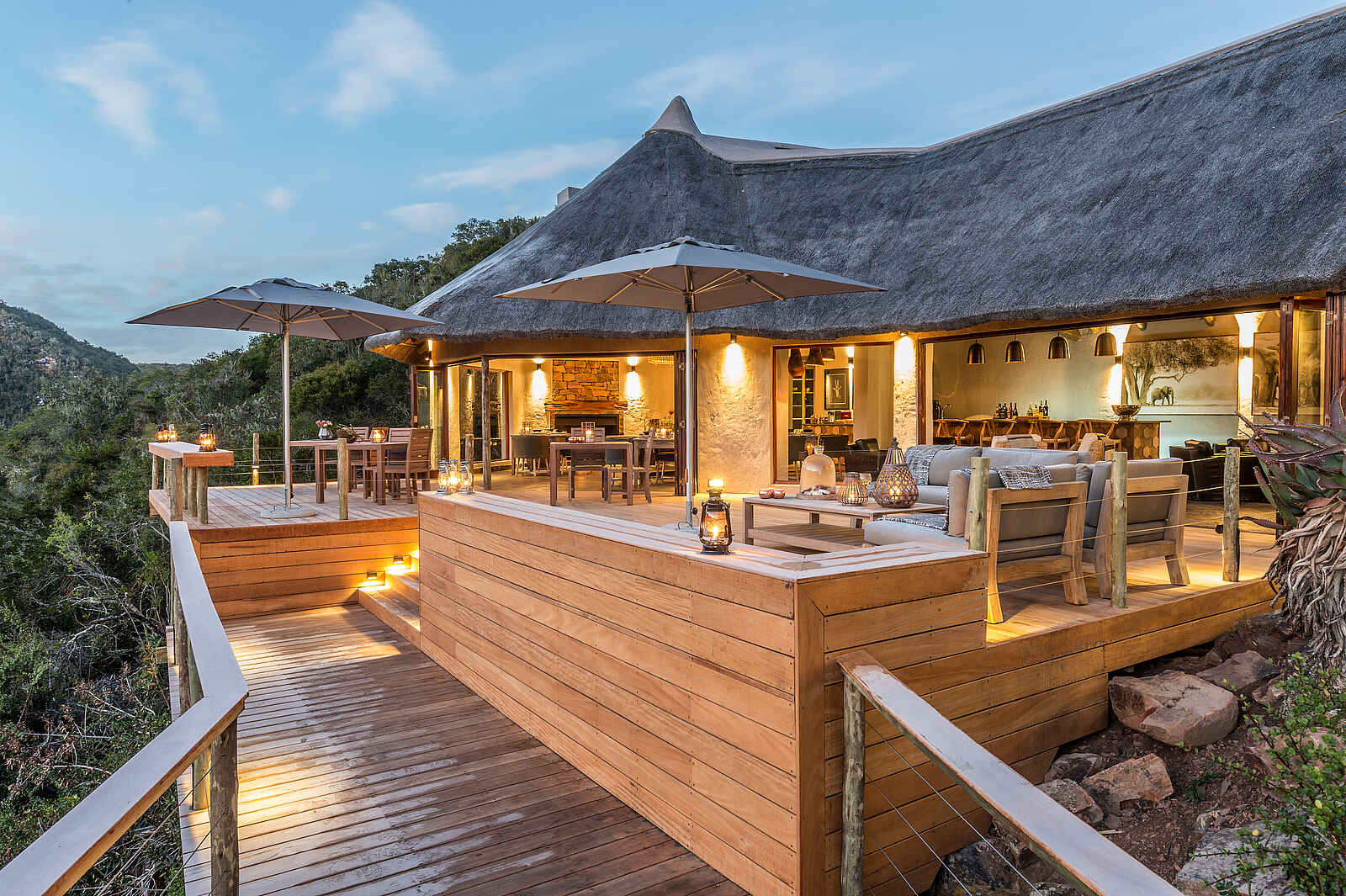 Inzolo Exclusive Game Lodge: Hauptlodge im Abendlicht Inzolo Exclusive Game Lodge: Hauptlodge im Abendlicht