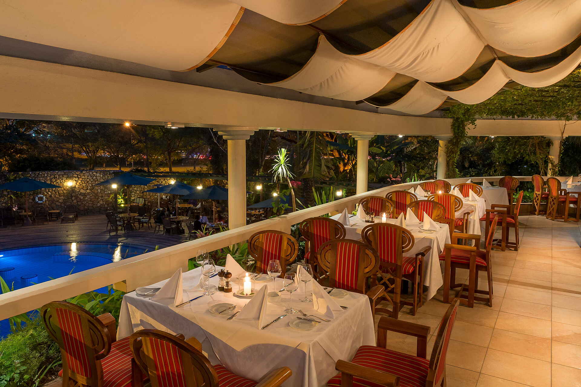 Luxus, Nairobi, Dining Room, Hotel serena, innenansicht, Restaurant, Afrikarma, Afrikarma Safaris, Afrikarma Safaris - Wildnis. Hautnah., afrikarma.de