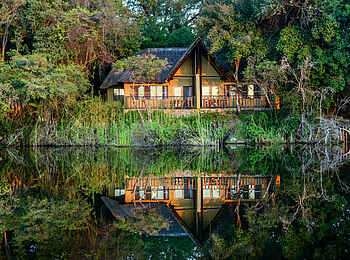 Namushasha River Lodge: Gästeunterkunft vom Fluss aus Namushasha River Lodge: Gästeunterkunft vom Fluss aus