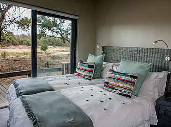 Simbavati River Lodge: Betten mit Kissen