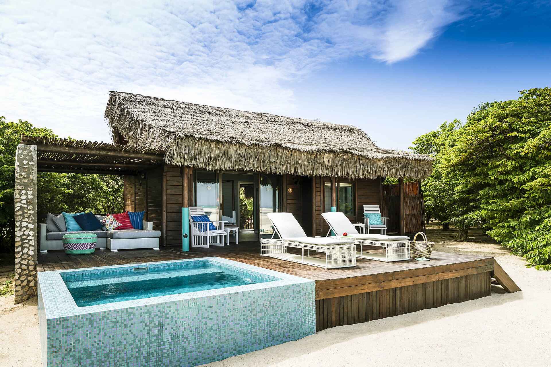 Anantara Medjumbe Island Resort, Medjumbe Island, Quirimbas-Archipel, Beach Pool Villa, Gesamtansicht, Liegefläche, Liegestühle, Plunge Pool, Sala, Veranda, Afrikarma, Afrikarma Safaris, Afrikarma Safaris - Wildnis. Hautnah., Afrikarma.de