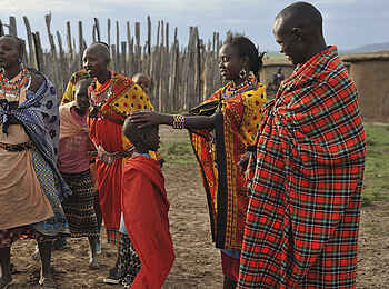 Basecamp Mara Houses: Besuch in einem Masai Dorf Basecamp Mara Houses: Besuch in einem Masai Dorf