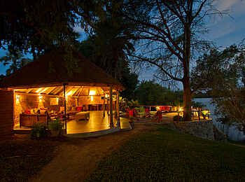 Chundukwa River Lodge: Erleuchtetes Hauptgebäude Chundukwa River Lodge: Erleuchtetes Hauptgebäude